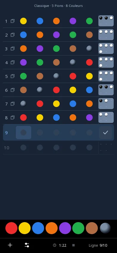 لعبة من Codebreaker Master على الهاتف، بالمظهر الداكن، في الوضع الكلاسيكي بالمستوى المتوسط: ثمانية صفوف من خمس قطع تم لعبها، لكل منها مؤشراتها، ولوحة الألوان.